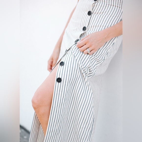 WHO WHAT WEAR WOMENS dress size L
In like new condition 19” pit to pit - Picture 5 of 13